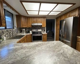 Quiet & Relaxing Farm Home/15 min from lake/ Big Yard/ Fun Games - Montpelier - Cocina