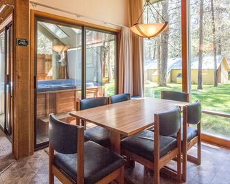 Ranch Cabin 17 | Hot Tub + Pool | Dogs Ok | Bikes | Sleeps 6 | 2br+loft - Sunriver - Dining room