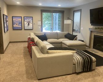 Custom Built Home in 2018 Center of Government Camp - Government Camp - Salon