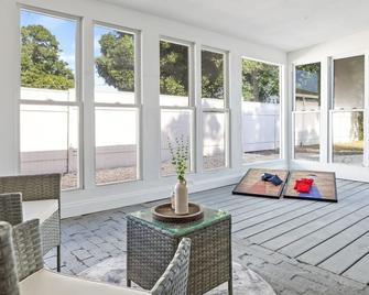 Sunny Palmetto Oasis- 4BR Home with Private Pool home - Palmetto - Living room