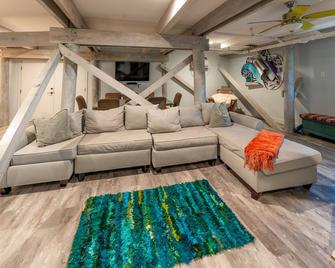 Ocean,pool, boardwalk bay, bed,new kitch,new bath,new furn, steps to ocean - Westhampton Beach - Living room