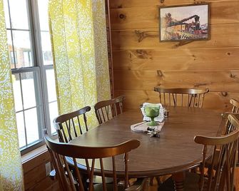 Restoration Station: Where Landrum's past Inspires Renewal - 2Bed/2Ba Log Cabin - Landrum - Dining room
