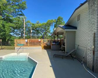 Country Bliss Pool Spa & Nature's Playground - Etowah - Pool