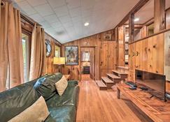 Wyatt Earp Cabin with Deck, 1 Mi to Raystown Lake! - Huntingdon - Salon