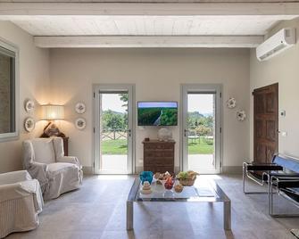 Between vineyards and horizons: Discover our exclusive Relais in the hills of Cesena - Cesena - Sala de estar