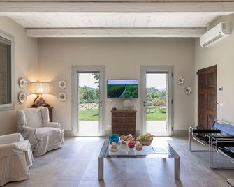 Between vineyards and horizons: Discover our exclusive Relais in the hills of Cesena - سيسينا - غرفة معيشة