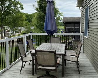 One-of-a Kind Cottage, close to lake, marina and golf, quiet and comfortable - Conneaut Lake - Balcón