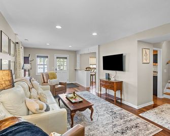 Double Up in Downtown New Bern! - New Bern - Living room