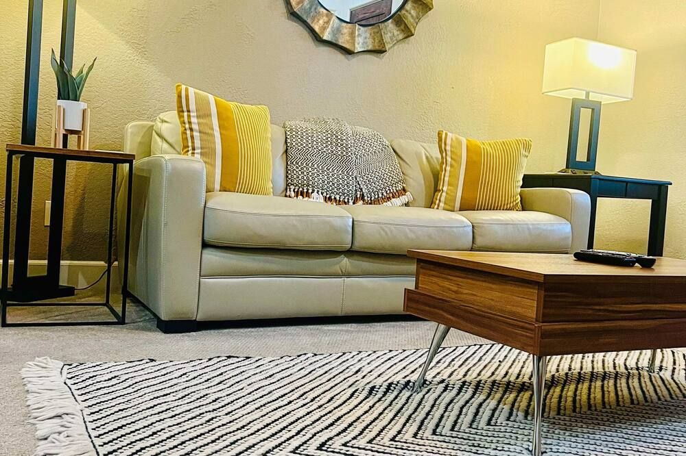 Downtown La Quinta Charmer- Walk to Dining Shops - La Quinta - Huiskamer