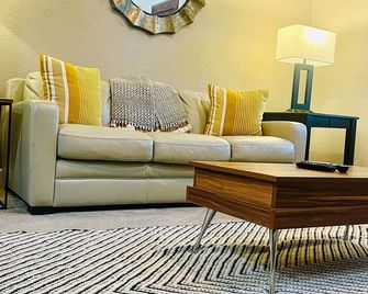 Downtown La Quinta Charmer- Walk to Dining Shops - La Quinta - Huiskamer