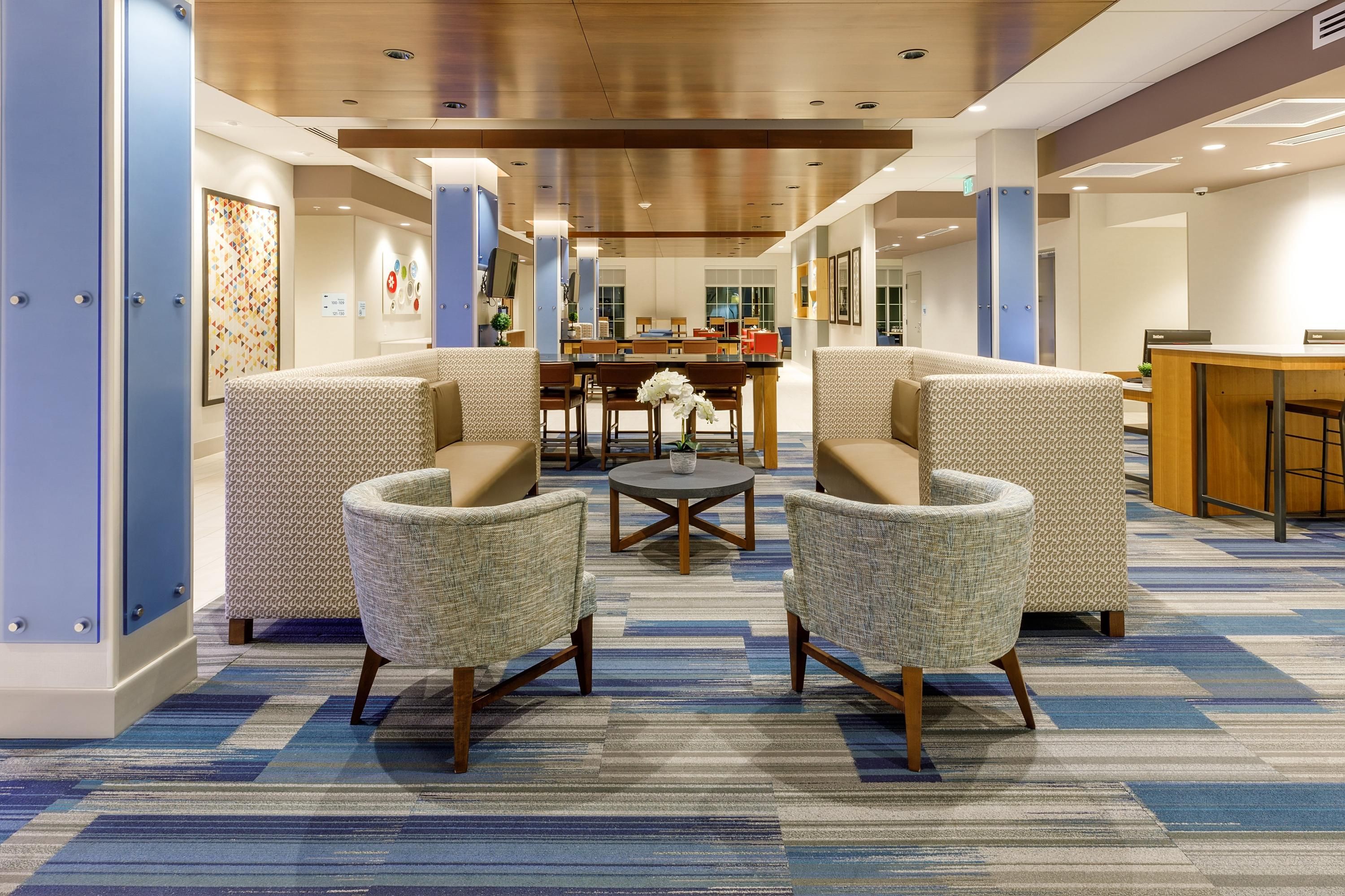 Holiday Inn Express & Suites Sturbridge By IHG - Sturbridge - Лаунж