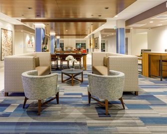 Holiday Inn Express & Suites Sturbridge By IHG - Sturbridge - Лаунж