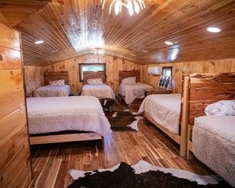Weekend cabin retreat on a secluded 1,000 acres. Miles of hiking trails. - Linden - Habitación