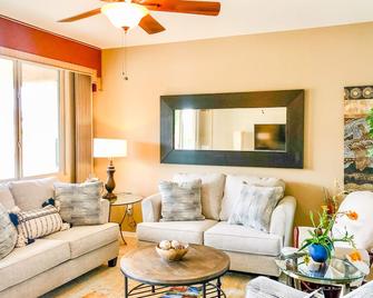 Resort like living in over 55 Community - Florence - Living room