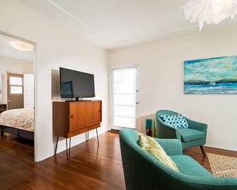 Walk to San Diego Zoo, Restaurant Row, Close to Petco Park, Rady's Shell & more - San Diego - Living room