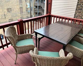 Penthouse Level, Stunning Wrigley Stay - Chicago - Balcón