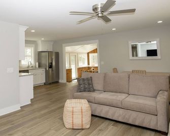 2 Miles to Pinehurst Resort, Private Cottage on 2-Acres - Aberdeen - Wohnzimmer