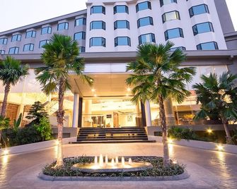 The Grand Riverside Hotel - פיצאנולוק - בניין