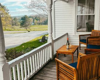 Charming 3-bedroom farmhouse with AC, WiFi in quaint Thomaston - Thomaston - Balcón