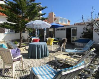 West Coast Surf Hostel - Lourinhã - Patio