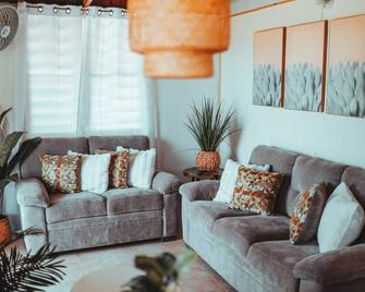 Cozy retreat near best north beach n places of Puerto Rico. Work space, jacuzzi. - Hatillo - Sala de estar