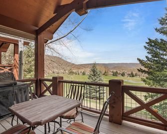 Adventure Hub~nordic Ski, Snowmobile & Snowshoeing Tb 23 - Midway - Balcony