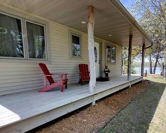 Minnestay Lakefront Hideaway - Litchfield - Patio