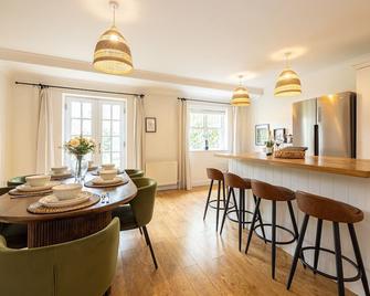 Luxury 3 Bed Full House with Free Parking - Manchester - Eetruimte