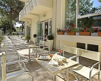 Hotel Muccioli - Misano Adriatico - Patio
