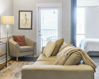 Canal Walk District Apartments by Landing - Indianapolis - Wohnzimmer