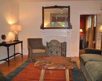 Delightful, Family Friendly, Heritage, Urban Home Near All Amenities, - Charlottetown - Living room