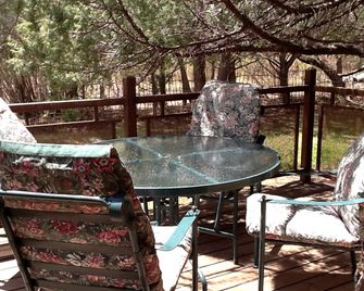 Glamp by the River: Unforgettable Getaway in New Mexico's Scenic Wilderness - Pecos - Patio