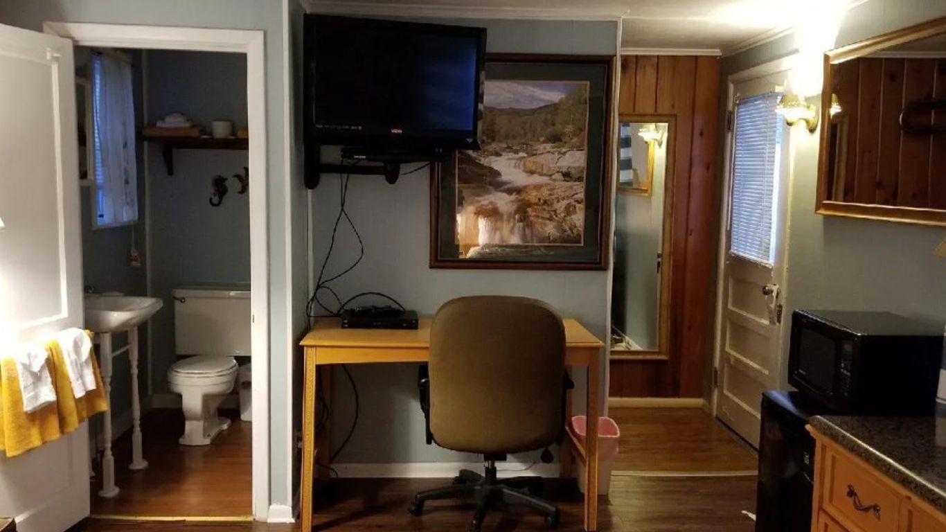 Hills Motor Court & Marina