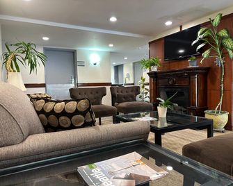 Quality Inn And Suites Everett - Everett - Lobby