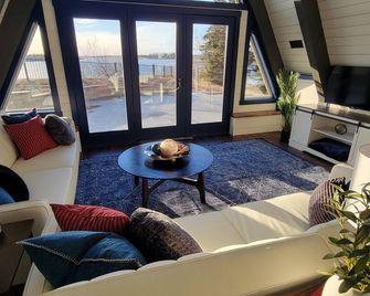 Charming 3-bedroom house on Patterson lake next to Heart River golf coarse. - Dickinson - Living room