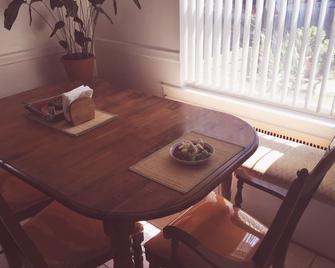 2-floor private house, 3 bedrooms, sunny, contemporary, safe, free parking - Queens - Restaurant
