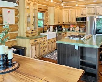 Wildwood Mountain Modern Log Cabin- 3 Acres, Garage Game Room, Shuffleboard - White Salmon - Kitchen