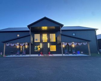 Stunning 8-bedroom barndo on a 24-acre farm with pond, located on wine trail - Murphysboro - Edificio