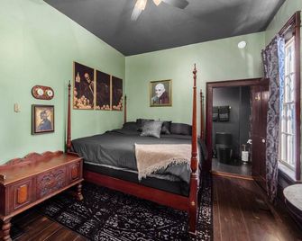 Morticia's Manor - Delaware