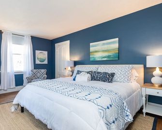 Gorgeous home: walk to beach, harbor, cliff walk, wiggly bridge, dining etc. - York Harbor - Спальня