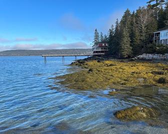 Private Waterfront Home with Kayaks and Firepit - Deer Isle - Playa