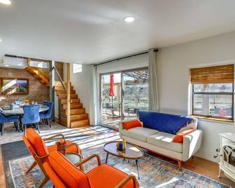 Cortez Retreat with Hot Tub - 11 mi to Mesa Verde! - Cortez - Living room