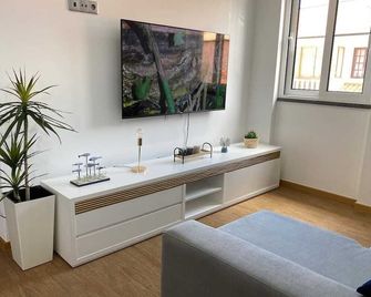 Casa Baleia Branca (White Whale House) - Porto da Cruz - Wohnzimmer