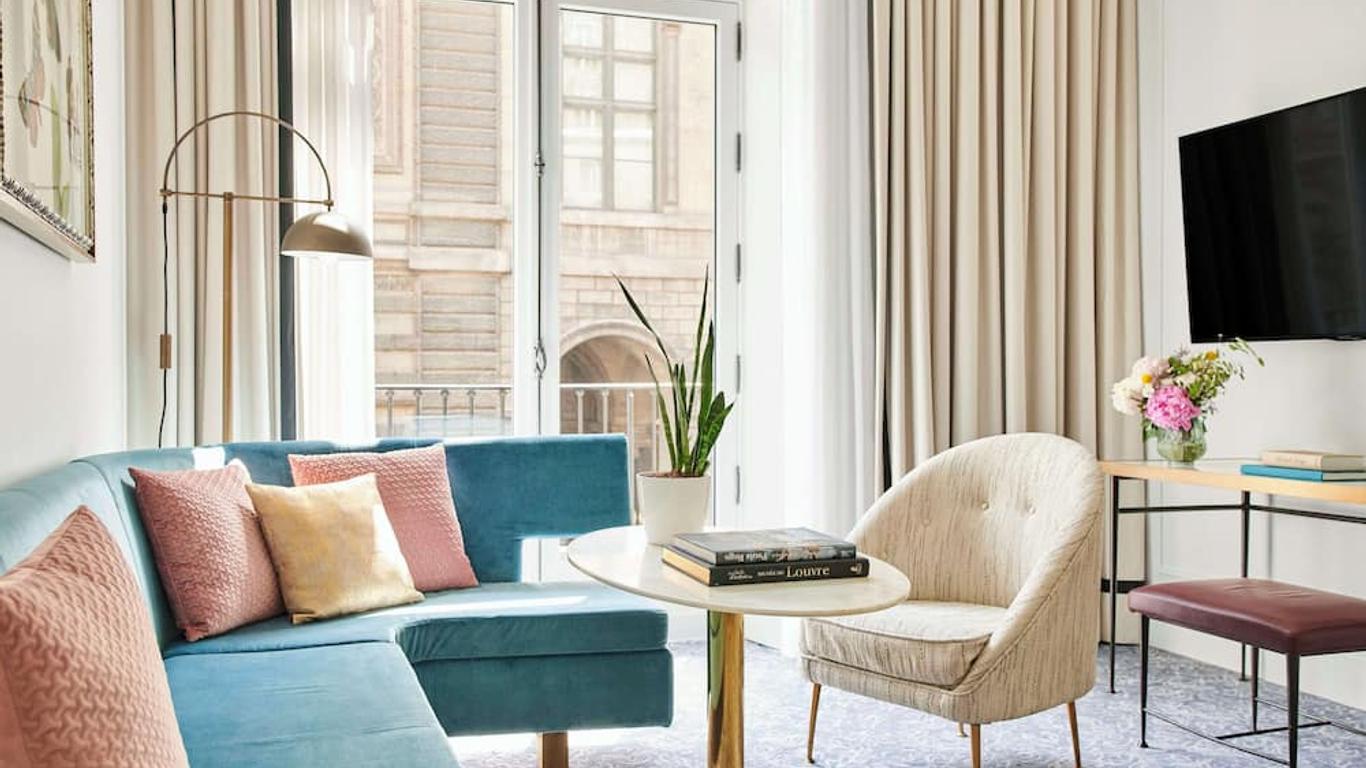 أوتل دو لوفر، إن ذي أنباوند كوليكشن باي حياة