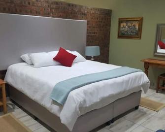 Crimson Bush Lodge - Hammanskraal - Bedroom