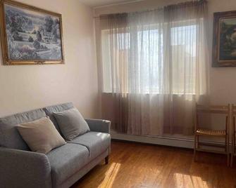 Entire Apartment W Balcony 5 min from LGA - Queens