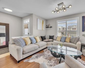 Luxury 3br Home - Theatre - Office & Master Spa - Cochrane