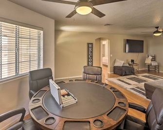 Lake Havasu City Home with Patio about 3 Mi to Lake - Lake Havasu City - Eetruimte