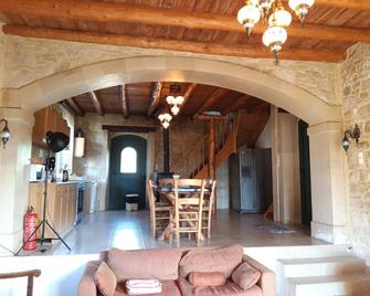 Spacious Villa in Margarites with Private Garden - Margarites - Comedor