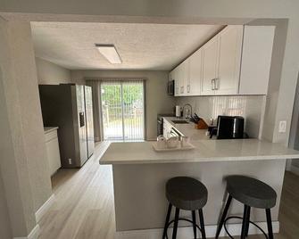 Ch · Amazing House With 3/2 Relax Near Raymond Stadium - Tampa - Kitchen
